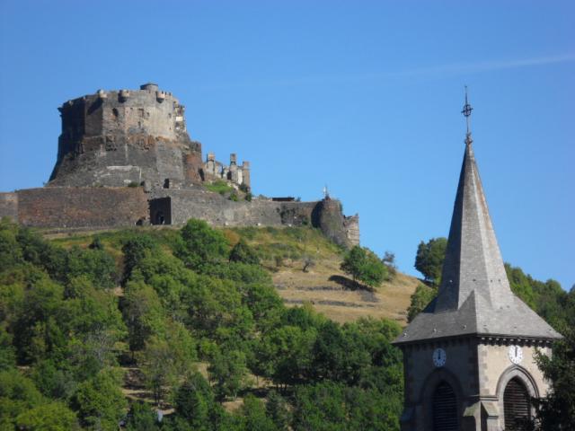 L'église et le chateau de Murol